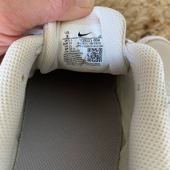 Nike Women's Sneakers in White and Gray - Picture 7 of 8